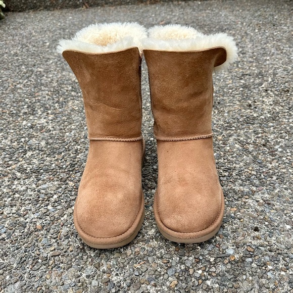 UGG Bailey short zip shearling boots booties. Chestnut. Size 8. - Picture 8 of 15
